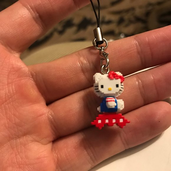 Hello Kitty X Space Invaders Keychain - Picture 2 of 2